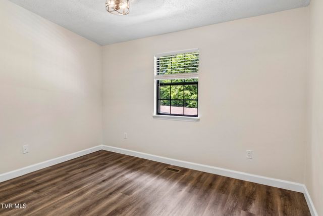 1005 Phillip Drew Drive, Johnson City, TN 37604