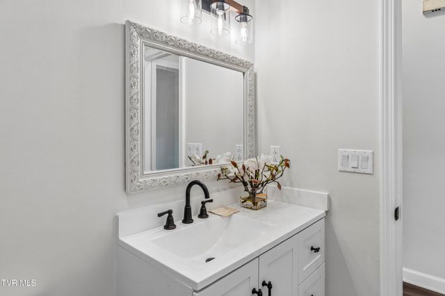 1005 Phillip Drew Drive, Johnson City, TN 37604