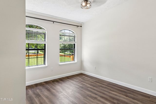 1005 Phillip Drew Drive, Johnson City, TN 37604