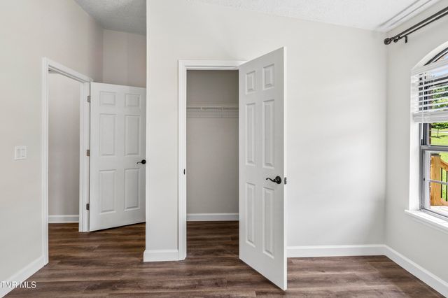 1005 Phillip Drew Drive, Johnson City, TN 37604