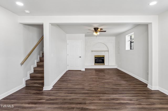 1005 Phillip Drew Drive, Johnson City, TN 37604