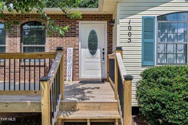 1005 Phillip Drew Drive, Johnson City, TN 37604