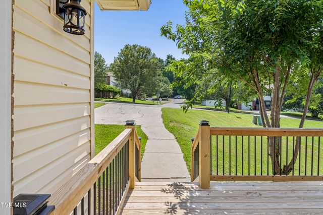 1005 Phillip Drew Drive, Johnson City, TN 37604