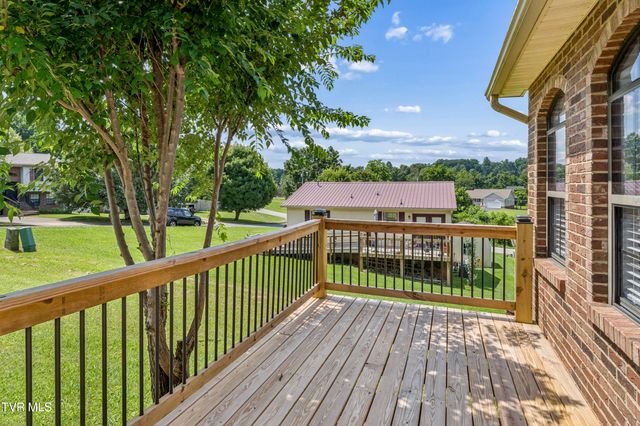 1005 Phillip Drew Drive, Johnson City, TN 37604