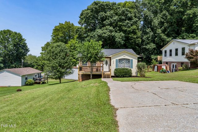 1005 Phillip Drew Drive, Johnson City, TN 37604