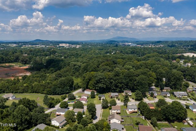 1005 Phillip Drew Drive, Johnson City, TN 37604
