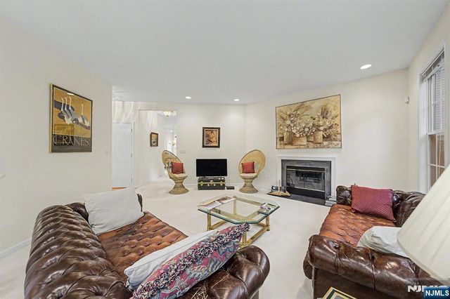 29 Skytop Ridge, Oakland, NJ 07436
