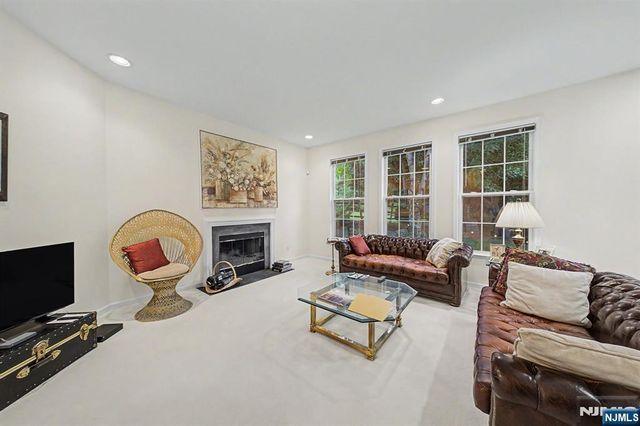 29 Skytop Ridge, Oakland, NJ 07436