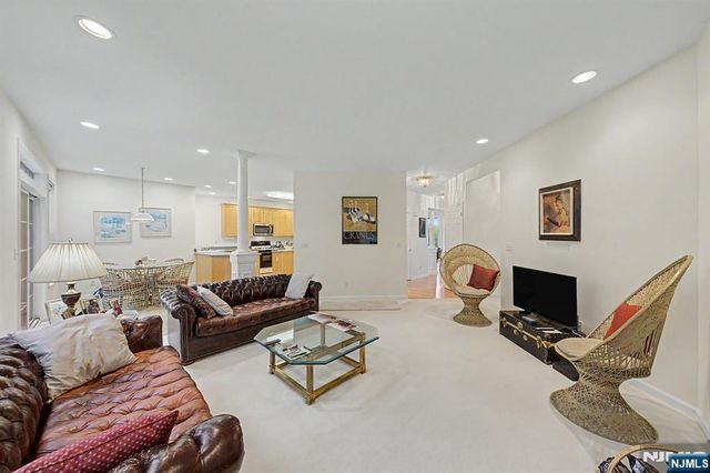 29 Skytop Ridge, Oakland, NJ 07436
