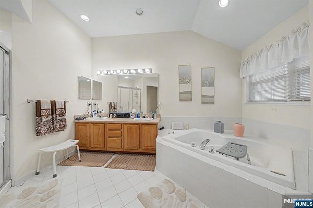 29 Skytop Ridge, Oakland, NJ 07436