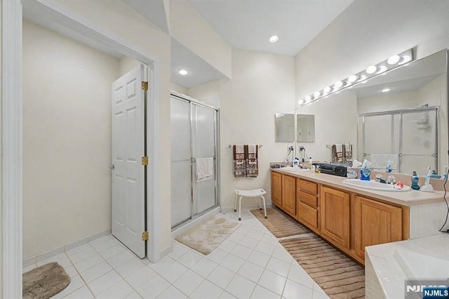29 Skytop Ridge, Oakland, NJ 07436