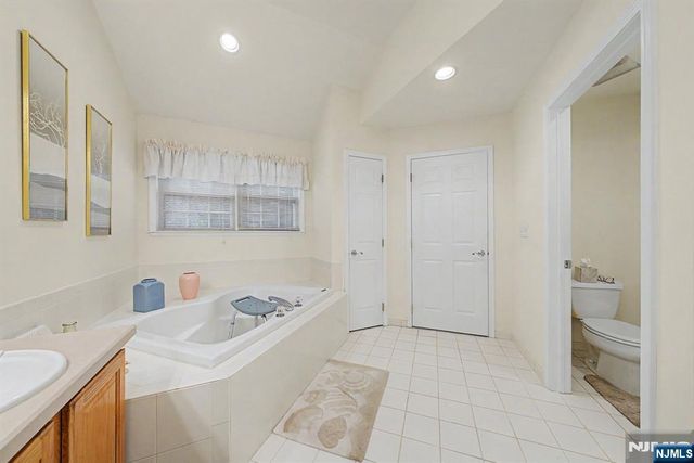 29 Skytop Ridge, Oakland, NJ 07436