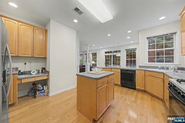 29 Skytop Ridge, Oakland, NJ 07436