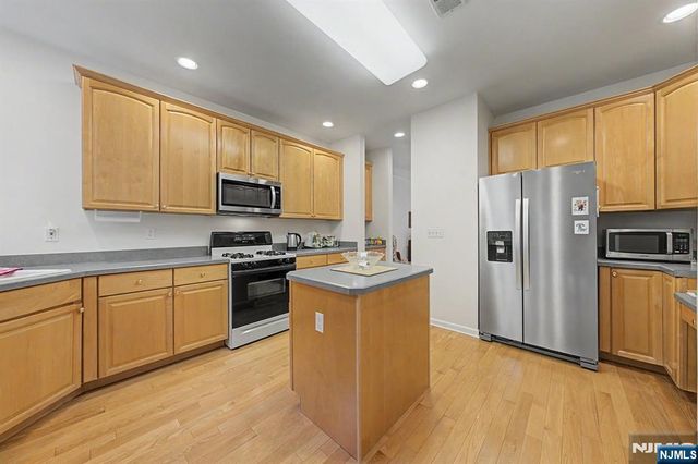 29 Skytop Ridge, Oakland, NJ 07436