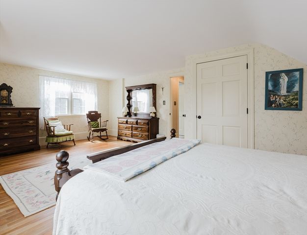 10 Old Mattapoisett Neck Rd, Mattapoisett, MA 02739