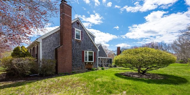 10 Old Mattapoisett Neck Rd, Mattapoisett, MA 02739