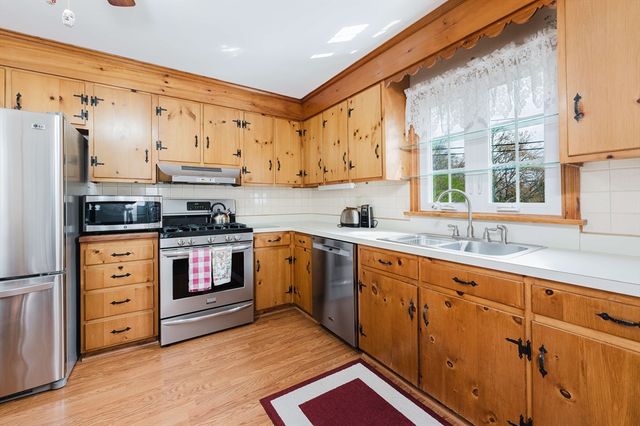 10 Old Mattapoisett Neck Rd, Mattapoisett, MA 02739