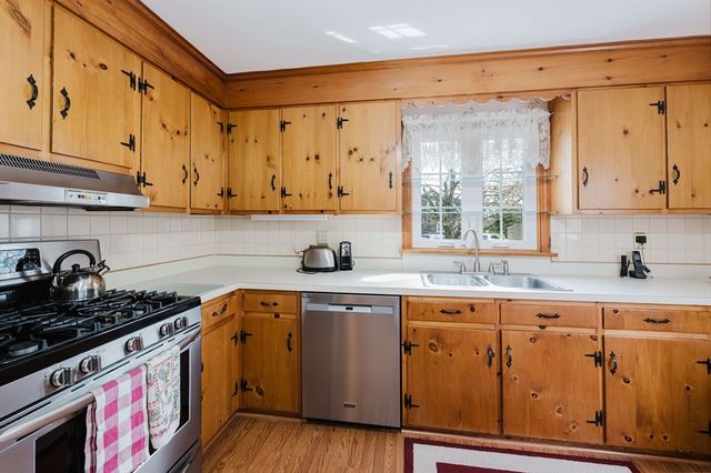 10 Old Mattapoisett Neck Rd, Mattapoisett, MA 02739