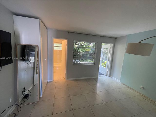 2215 NE 11th Ave 2215, Wilton Manors, FL 33305