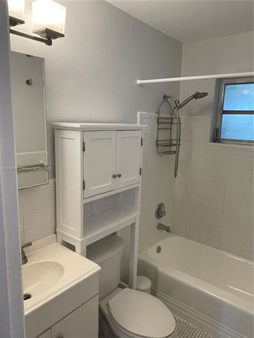 2215 NE 11th Ave 2215, Wilton Manors, FL 33305