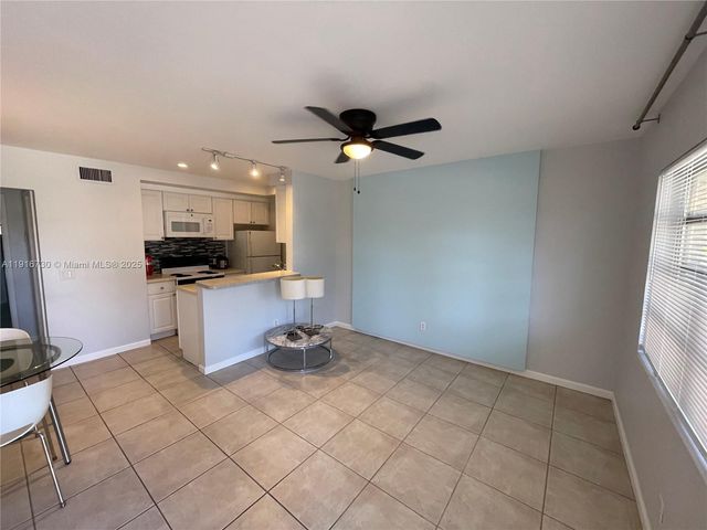2215 NE 11th Ave 2215, Wilton Manors, FL 33305