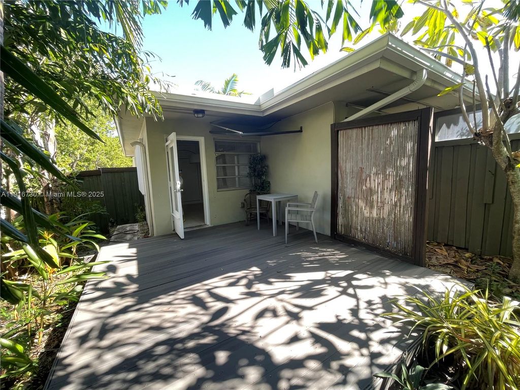 2215 NE 11th Ave 2215, Wilton Manors, FL 33305