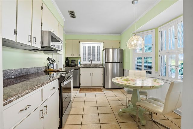 1460 Ocean Blvd 101, St Simons Island, GA 31522