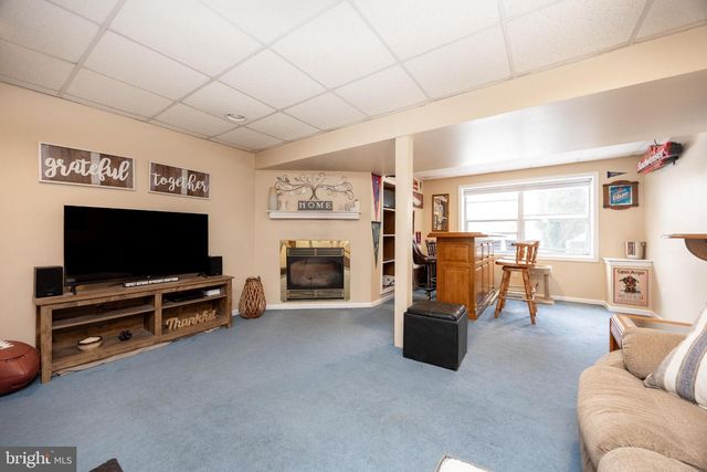 227 JONATHAN DR, North Wales, PA 19454