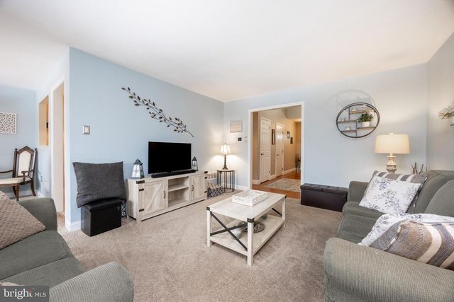 227 JONATHAN DR, North Wales, PA 19454