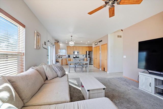 N7716 Maple Ridge ROAD, Oconomowoc, WI 53066