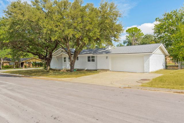 5700 Starling Circle, Haltom City, TX 76117