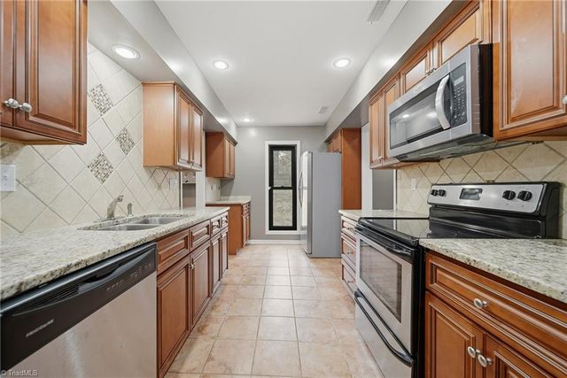 7177 Mantlewood Lane, Kernersville, NC 27284