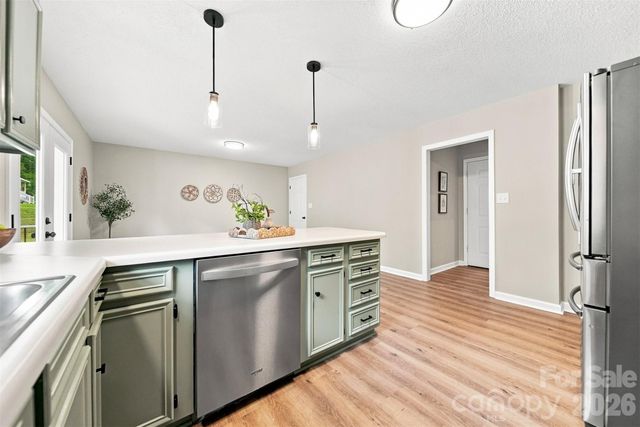 136 Cook Lane, Hickory, NC 28601