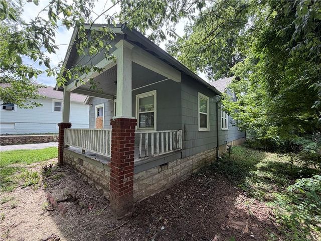 206 S Hardy Avenue, Independence, MO 64053