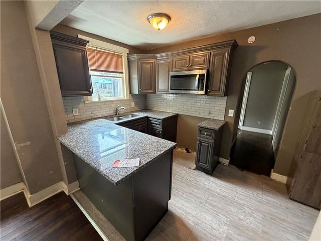 206 S Hardy Avenue, Independence, MO 64053