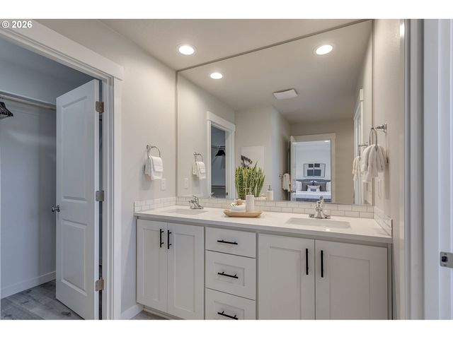 17252 Sw WAPATO ISLAND Dr, Sherwood, OR 97140