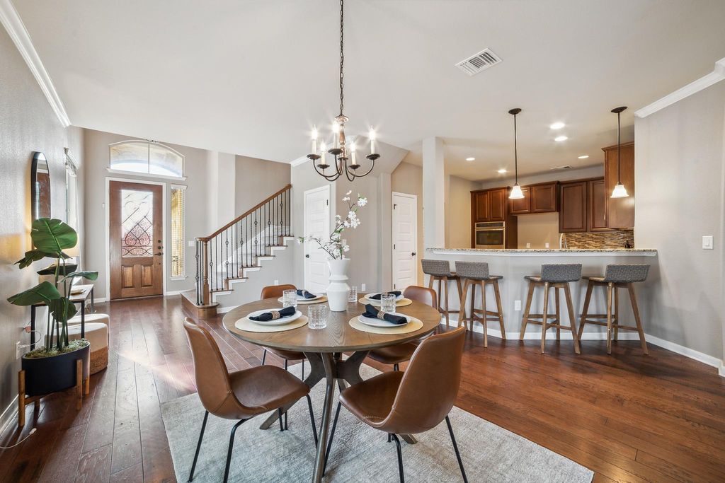 400 Hummingbird LN B, Austin, TX 78734