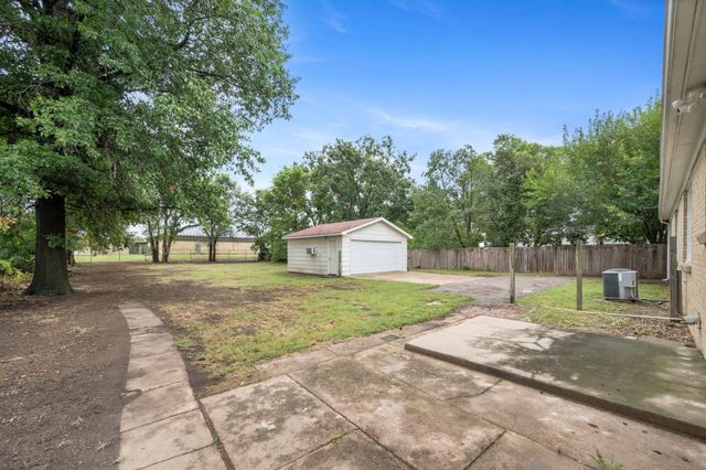 1722 W 29th St N, Wichita, KS 67204