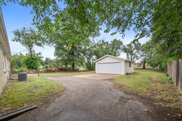 1722 W 29th St N, Wichita, KS 67204