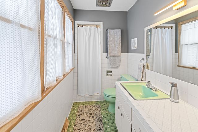 2227 Melrose Ln, Salina, KS 67401