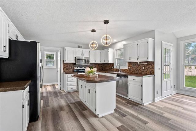 1361 S Hunter Drive, Olathe, KS 66062