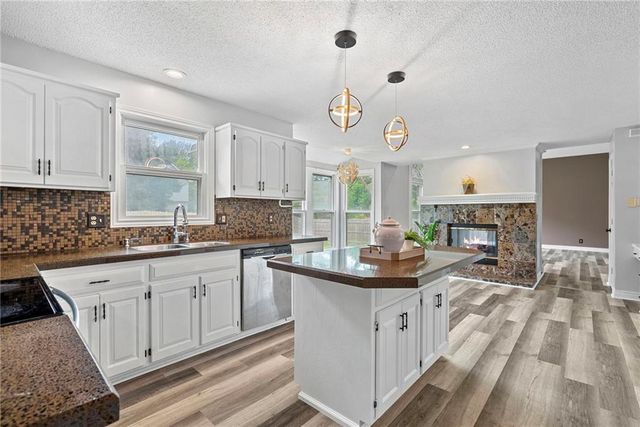 1361 S Hunter Drive, Olathe, KS 66062