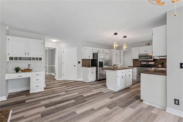 1361 S Hunter Drive, Olathe, KS 66062