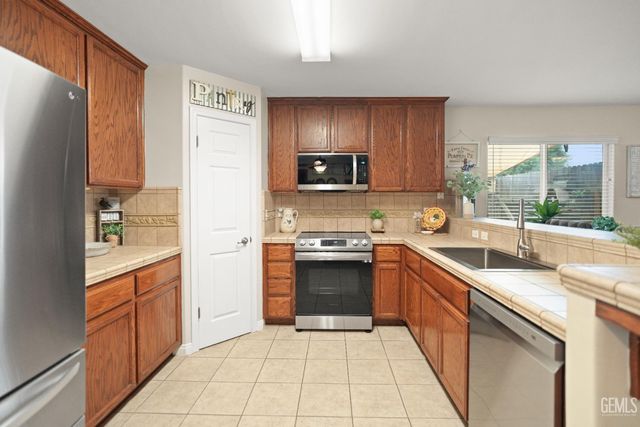 800 Sunset Meadow Lane, Bakersfield, CA 93308