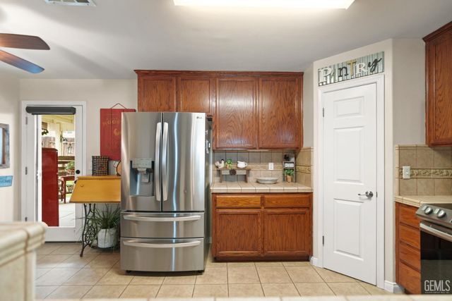 800 Sunset Meadow Lane, Bakersfield, CA 93308