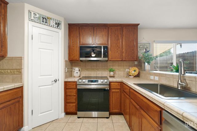 800 Sunset Meadow Lane, Bakersfield, CA 93308