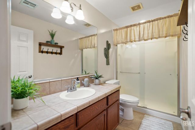 800 Sunset Meadow Lane, Bakersfield, CA 93308