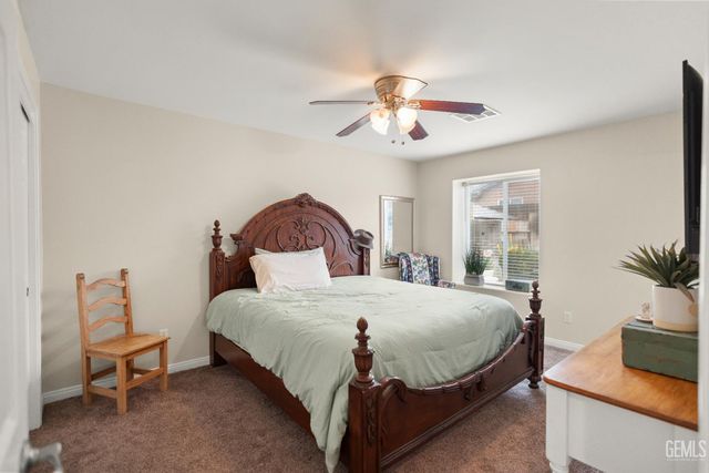 800 Sunset Meadow Lane, Bakersfield, CA 93308