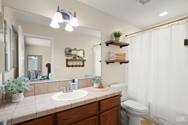 800 Sunset Meadow Lane, Bakersfield, CA 93308