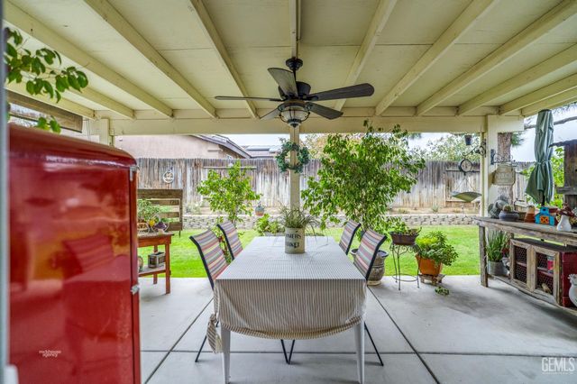 800 Sunset Meadow Lane, Bakersfield, CA 93308